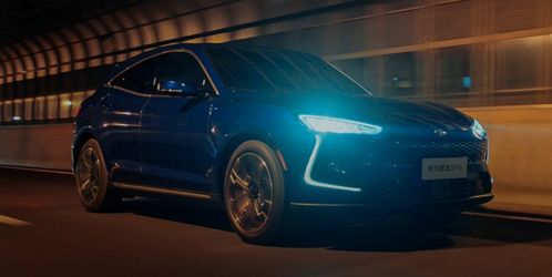 華為首款汽車正式開售，起步價(jià)22萬引熱議，自動駕駛未搭載引網(wǎng)友遺憾